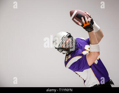 Joueur de football américain barbu en casque, portrait. Banque D'Images