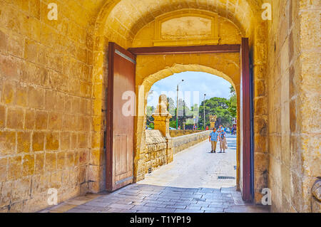 MDINA, MALTE - 16 juin 2018 : La sortie de la forteresse Mdina à travers les principaux (Goias) porte, menant à la pierre pont sur la douve médiévale, Banque D'Images