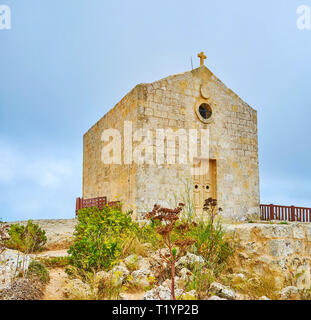 La modeste chapelle St Pierre Marie Madeleine, situé sur le bord du rocher et surplombe la falaises de Dingli, Siggiewi, Malte. Banque D'Images