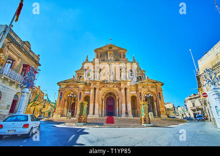 La magnifique façade de l'église paroissiale de Saint Nicolas de Bari, décoré de guirlandes et de lanternes en raison de la fête de St Nicolas - le saint patron Banque D'Images