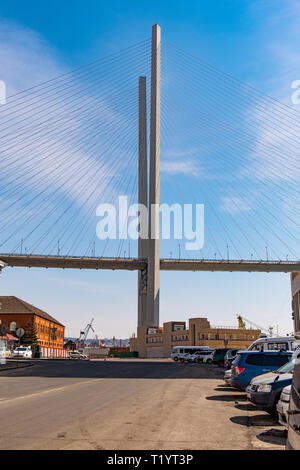 La Russie, Vladivostok, Mars 2019 : Golden Bridge à Vladivostok. La Russie Banque D'Images