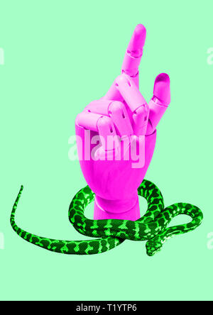 En contact avec la nature sauvage. Robots Hi-tech main rose entouré de serpent vert vif contre l'arrière-plan de menthe. L'éco-friendly et de l'environnement concept. Design moderne. Collage de l'art contemporain. Banque D'Images