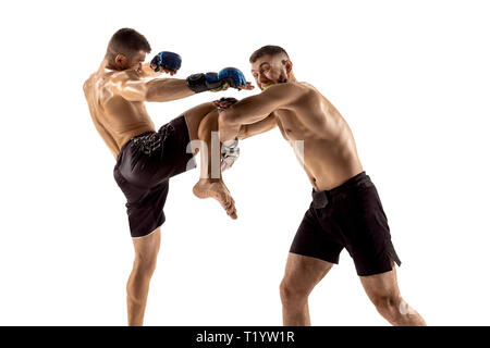 MMA. Deux fightesr ou boxe professionnelle boxe isolated on white background studio. Couple de mettre en place les athlètes caucasiens musculaire ou boxers fighting. Le sport, la compétition, l'excitation et les émotions humaines concept Banque D'Images