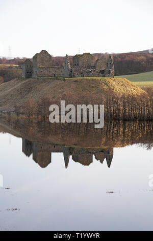 Caserne Ruthven reflétée dans les inondations du fleuve Spey Insh Marshes RSPB réserve près de Kingussie et Baddenoch Strathspey Ecosse Banque D'Images