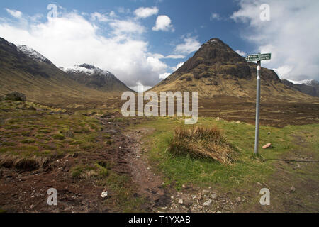 Stob Coire Raineach et le sentier à Glen Etive Lairig par Gartain Région Ecosse Highland Glen Coe Banque D'Images