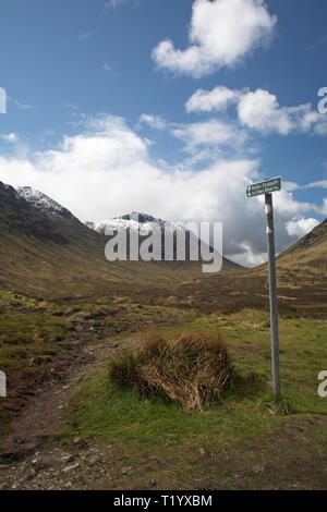 Stob Coire Raineach et le sentier à Glen Etive Lairig par Gartain Région Ecosse Highland Glen Coe Banque D'Images