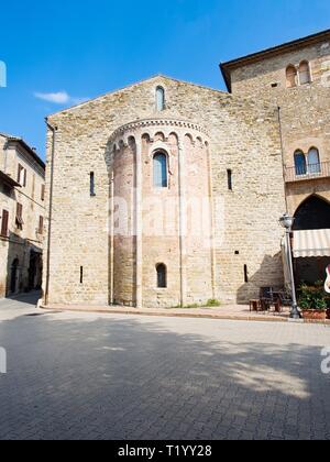 Ombrie Bevagna Italie Italia. Vue extérieure de l'abside de l'église de San Silvestro à l'époque médiévale village d'Ombrie en Italie centrale. Banque D'Images