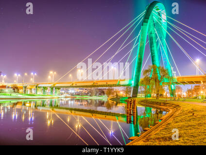 Bydgoszcz / Pologne - nuit vue de la passerelle verte et la rivière. Banque D'Images