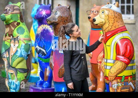 Jenny Mullen prend un premier coup d'œil à la vie riche en couleurs-sculptures d'ours taille lieu sauvage au projet, Bristol, où 20 des six pieds de hauteur porte sera placée autour de la maisons des animaux dans le cadre d'une prochaine Big Bear Sculpture Trail. Banque D'Images