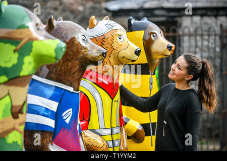 Jenny Mullen prend un premier coup d'œil à la vie riche en couleurs-sculptures d'ours taille lieu sauvage au projet, Bristol, où 20 des six pieds de hauteur porte sera placée autour de la maisons des animaux dans le cadre d'une prochaine Big Bear Sculpture Trail. Banque D'Images