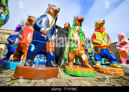 Jenny Mullen prend un premier coup d'œil à la vie riche en couleurs-sculptures d'ours taille lieu sauvage au projet, Bristol, où 20 des six pieds de hauteur porte sera placée autour de la maisons des animaux dans le cadre d'une prochaine Big Bear Sculpture Trail. Banque D'Images