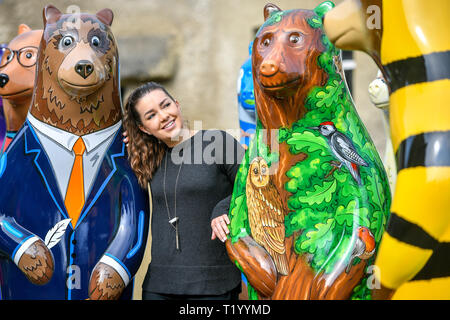 Jenny Mullen prend un premier coup d'œil à la vie riche en couleurs-sculptures d'ours taille lieu sauvage au projet, Bristol, où 20 des six pieds de hauteur porte sera placée autour de la maisons des animaux dans le cadre d'une prochaine Big Bear Sculpture Trail. Banque D'Images