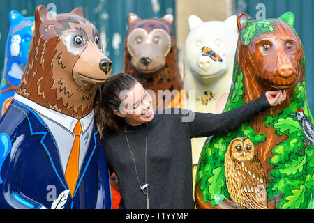 Jenny Mullen prend un premier coup d'œil à la vie riche en couleurs-sculptures d'ours taille lieu sauvage au projet, Bristol, où 20 des six pieds de hauteur porte sera placée autour de la maisons des animaux dans le cadre d'une prochaine Big Bear Sculpture Trail. Banque D'Images