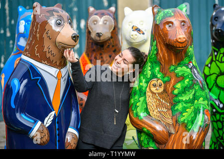 Jenny Mullen prend un premier coup d'œil à la vie riche en couleurs-sculptures d'ours taille lieu sauvage au projet, Bristol, où 20 des six pieds de hauteur porte sera placée autour de la maisons des animaux dans le cadre d'une prochaine Big Bear Sculpture Trail. Banque D'Images