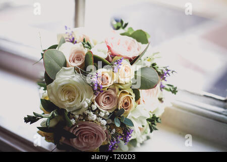 Mariage délicat bouquet sur la fenêtre. Des tons pastel Banque D'Images