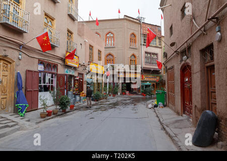 Rue avec des magasins et des drapeaux chinois dans la vieille ville de Kashgar (Province du Xinjiang, Chine) Banque D'Images