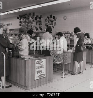 Années 1960, les acheteurs à la caisse à l'intérieur d'un nouveau 'Fine Fare' supermarché, England, UK. Banque D'Images