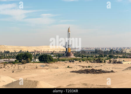 Ismailia, Egypte - Novembre 5, 2017 : un monument, en forme d'AK-47 muselière et la baïonnette, sur la rive est du Canal de Suez, près de Ismailia, eg Banque D'Images