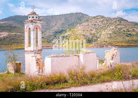 Église abandonnée de Saint Nicolas à l'Kouris Réservoir (Kouris Dam), Chypre, Limassol district Banque D'Images