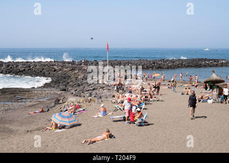 Les gens en train de bronzer sur la plage de Costa Adeje, Tenerife, Canaries. Banque D'Images