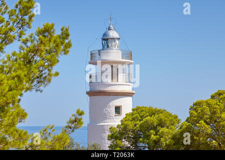Cap Gros phare situé sur une falaise à proximité de Port Soller, Majorque, Espagne. Banque D'Images