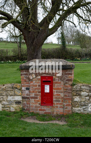Une boîte postale sur le village vert, Ilmington, Warwickshire, England, UK Banque D'Images