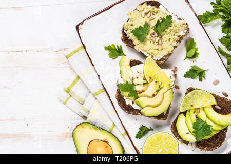 Des sandwichs à l'avocat et le fromage à la crème. Banque D'Images