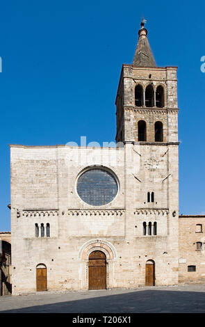 Ombrie Bevagna Italie Italia. Vue de la Piazza Silvestri sur l'église de San Michele Arcangelo. L'ancienne église construite en 1070 et Binello Rodolfo. Banque D'Images
