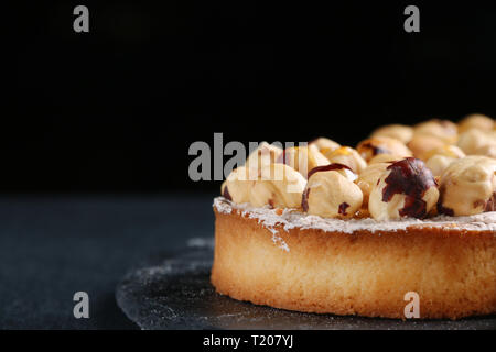 Tarte aux noix et miel sur fond sombre. Banque D'Images