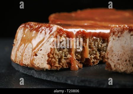 Tarte aux pommes au caramel close up sur fond sombre. cake à la banane et au caramel. Banque D'Images