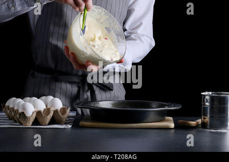 Man pouring pâte à tarte gâteau de décisions. concept. Banque D'Images