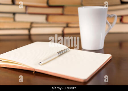 Ordinateur portable ouvert et la tasse sur le bureau Banque D'Images