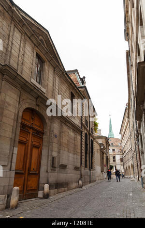 Genève, Suisse - le 26 novembre 2016 : vue sur la rue de la ville de Genève. Les gens ordinaires à pied la rue Banque D'Images