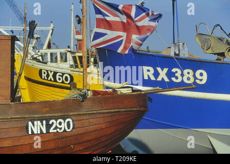 Une Union Jack flag flying sur un bateau de pêche de Hastings, East Sussex, England, UK Banque D'Images