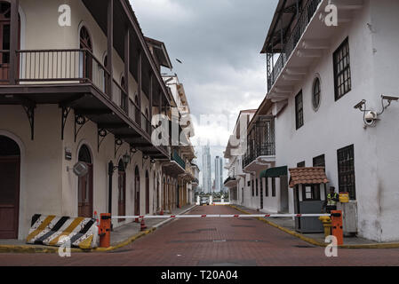 Rue avec maisons de style colonial, dans la vieille ville de Casco Viejo Panama city Banque D'Images