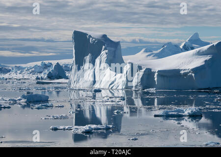 L'antarctique. Îles du poisson. Les poissons sont situées entre et son cristal Canal Grandidier en dessous du cercle antarctique. Rempli de Glace Bay. Banque D'Images