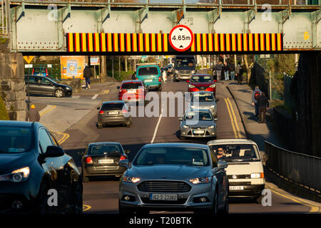 Rush Hour Ireland Park Road et le pont ferroviaire à Killarney pendant la circulation en fin d'après-midi. Rue animée petite ville de Killarney, comté de Kerry, Irlande Banque D'Images