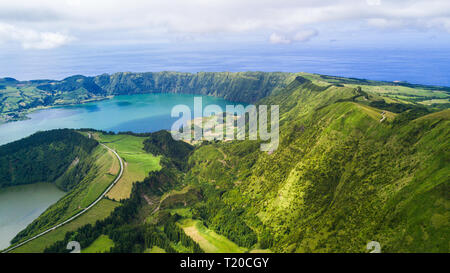 Vue aérienne de Boca do Inferno - lacs de Sete Cidades cratères volcaniques sur l'île San Miguel, Açores, Portugal Banque D'Images