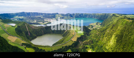 Belle vue de drone sept villes Lac Lagoa das Sete Cidades de Boca do Inferno vue dans S o Miguel Island, Açores, Portugal Banque D'Images