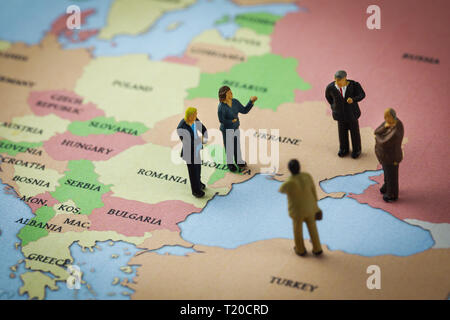 Figurines standing sur la carte d'Europe autour de la mer d'Azov et de la mer Noire Banque D'Images