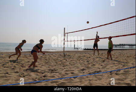 Les gens jouer au beach-volley sur la plage de Boscombe dans le Dorset. Banque D'Images