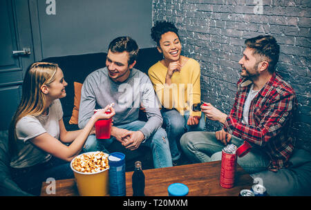 Une autre photo d'adolescents à parler les uns avec les autres et de rire en même temps. Ils ont décidé de se réunir pour jouer quelques jeux et tout simplement s'amuser Banque D'Images