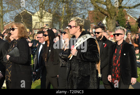Bandmate Liam Howlett (centre) arrive de l'enterrement de Keith Flint de Bocking, Essex. Banque D'Images