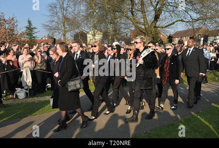 Bandmate Liam Howlett (centre droit) arrive de l'enterrement de Keith Flint de Bocking, Essex. Banque D'Images