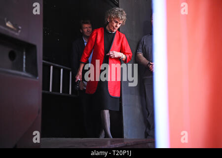 Kate Hoey MP du travail entre dans l'étape de la place du Parlement, Westminster, Londres, pendant la marche de laisser protester. Banque D'Images