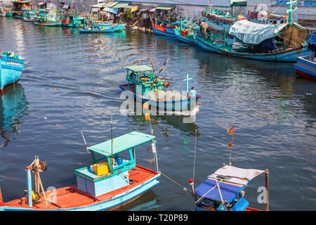 Des bateaux de pêche vietnamiens traditionnels liés au port de Dinh Cau, Phu Quoc Island, Vietnam, Asie Banque D'Images