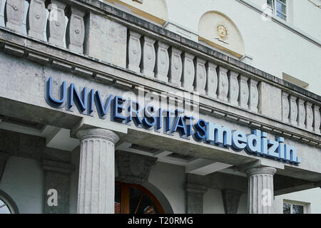 MAINZ, ALLEMAGNE - le 29 mars 2019 : panneau bleu sur l'entrée de l'Université de Centre médical de l'Université Johannes Gutenberg de Mayence. Banque D'Images