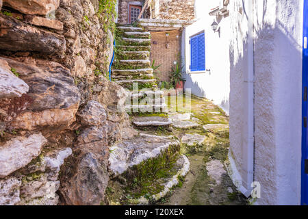 La Grèce, l'île de Kéa. Capitale de Ioulis rue étroite avec des escaliers, et des bâtiments traditionnels façade en pierre Banque D'Images