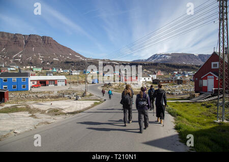 Qeqertarsuaq, Groenland - Juillet 04, 2018 : Les gens waling dans une rue avec des maisons en bois coloré. Banque D'Images