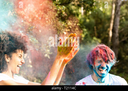 Deux pierres, peinture en poudre colorée célébrant Holi, Festival des couleurs Banque D'Images